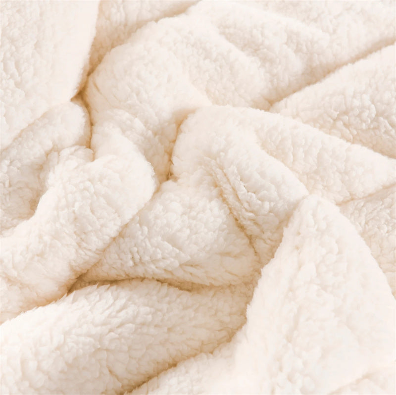 Ellena LuxeWarm Lamb Fleece Blanket: perfect for winter and autumn