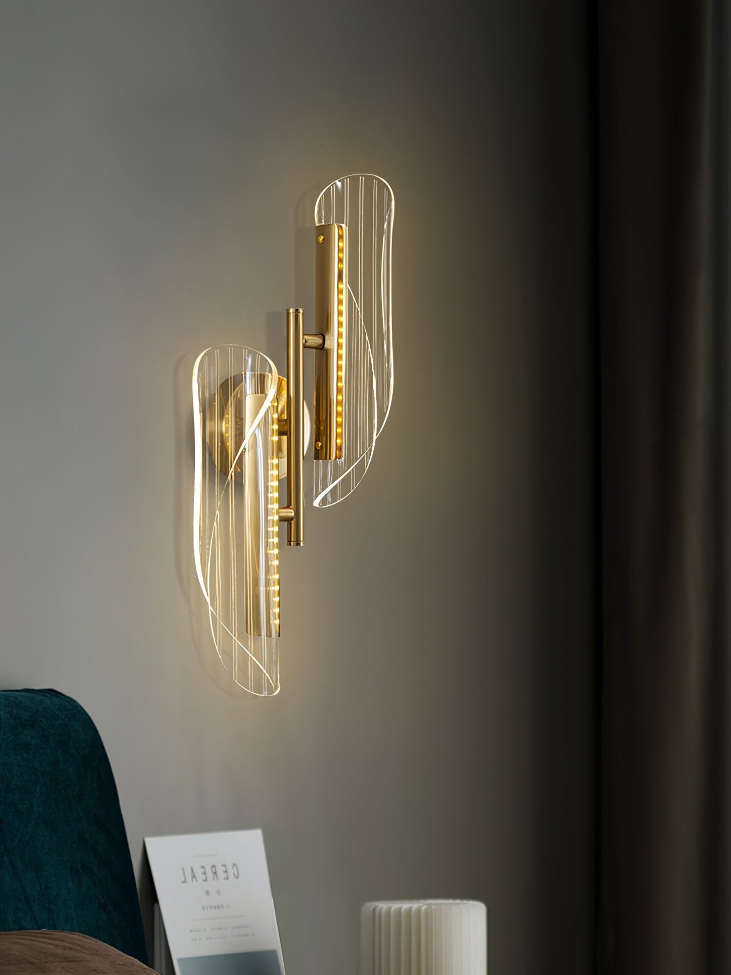 CrystalAura – Sparkling Crystal Wall Light for Glamorous Touch
