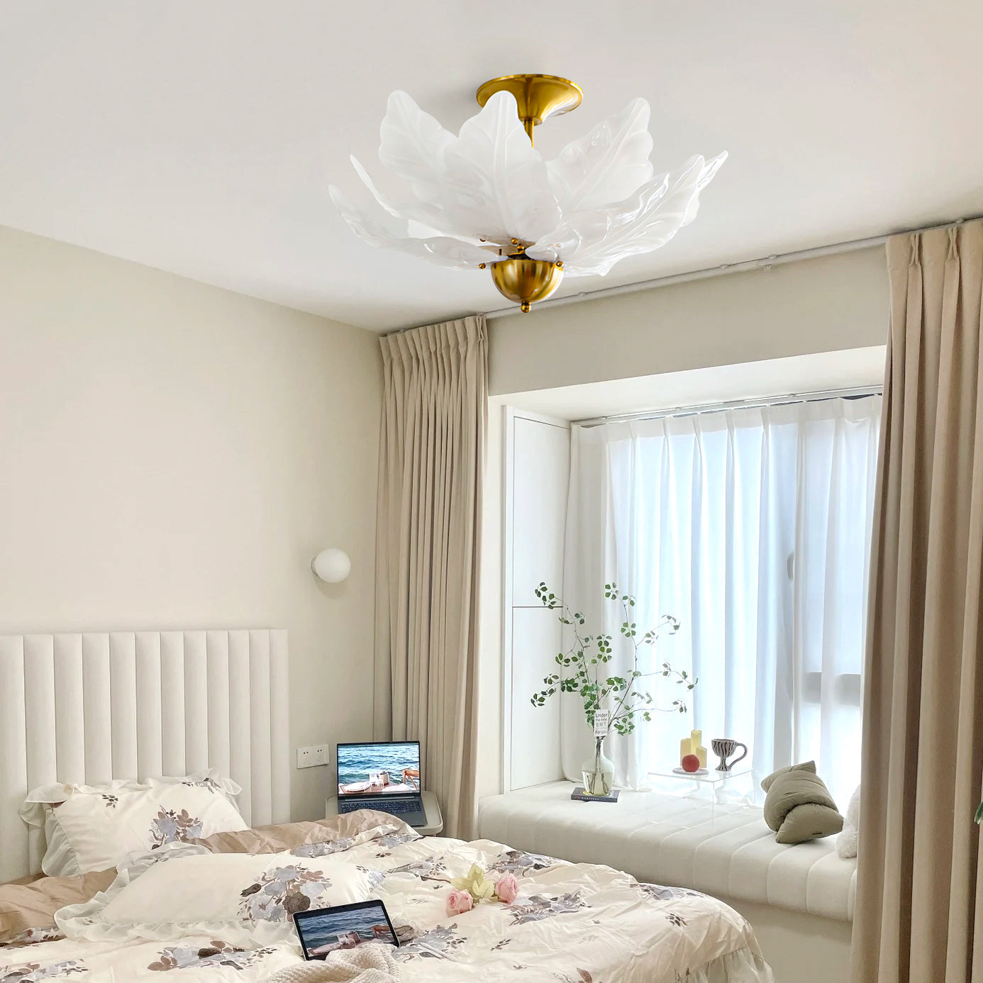 FoliageGlow - Ceiling Lamp with Glass Leaf Design and Gentle Lighting