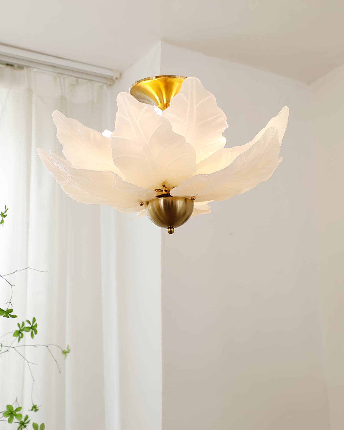 FoliageGlow - Ceiling Lamp with Glass Leaf Design and Gentle Lighting