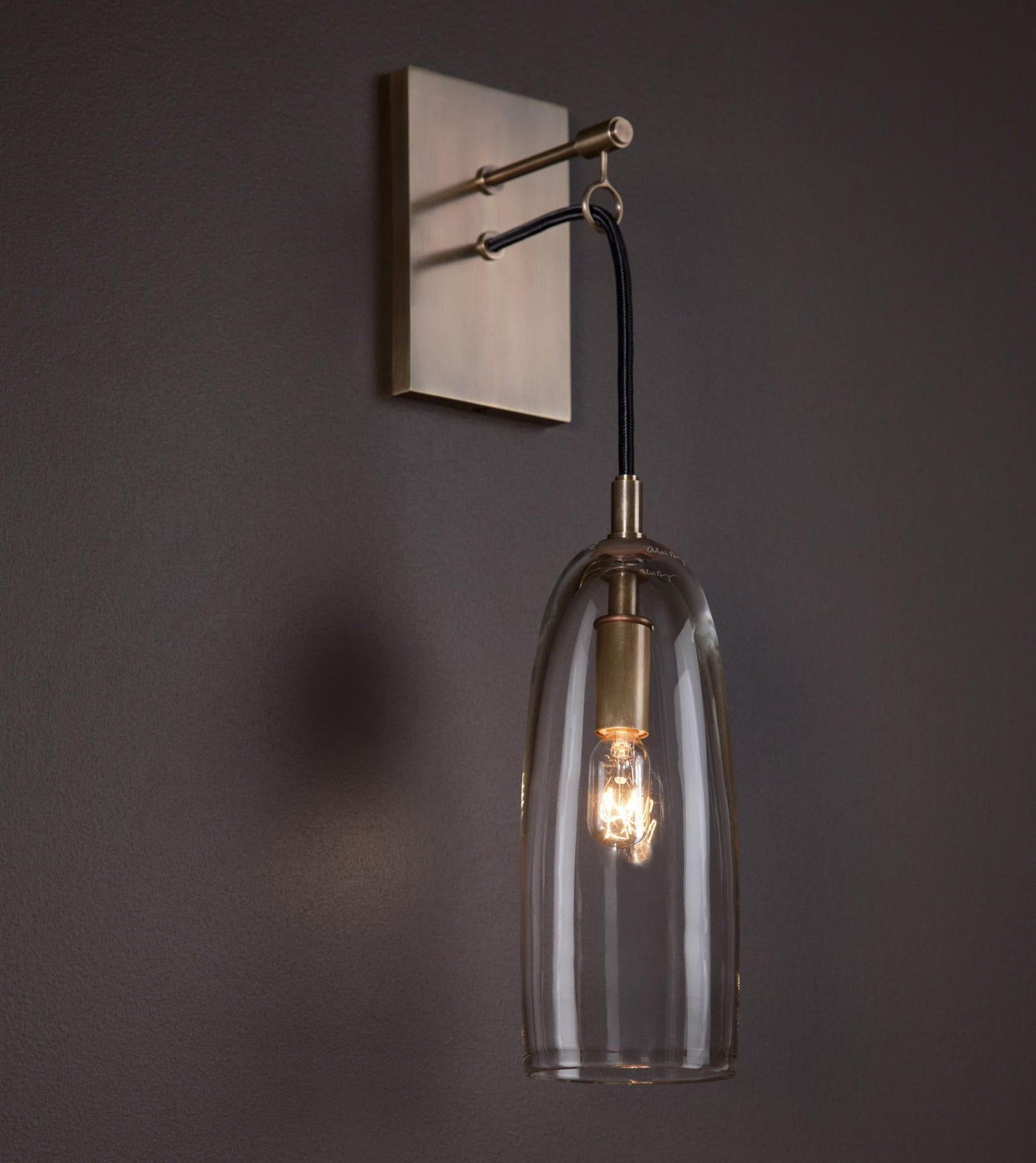 NovaGlow – Refined Gold Wall Lamp for Sophisticated Interiors