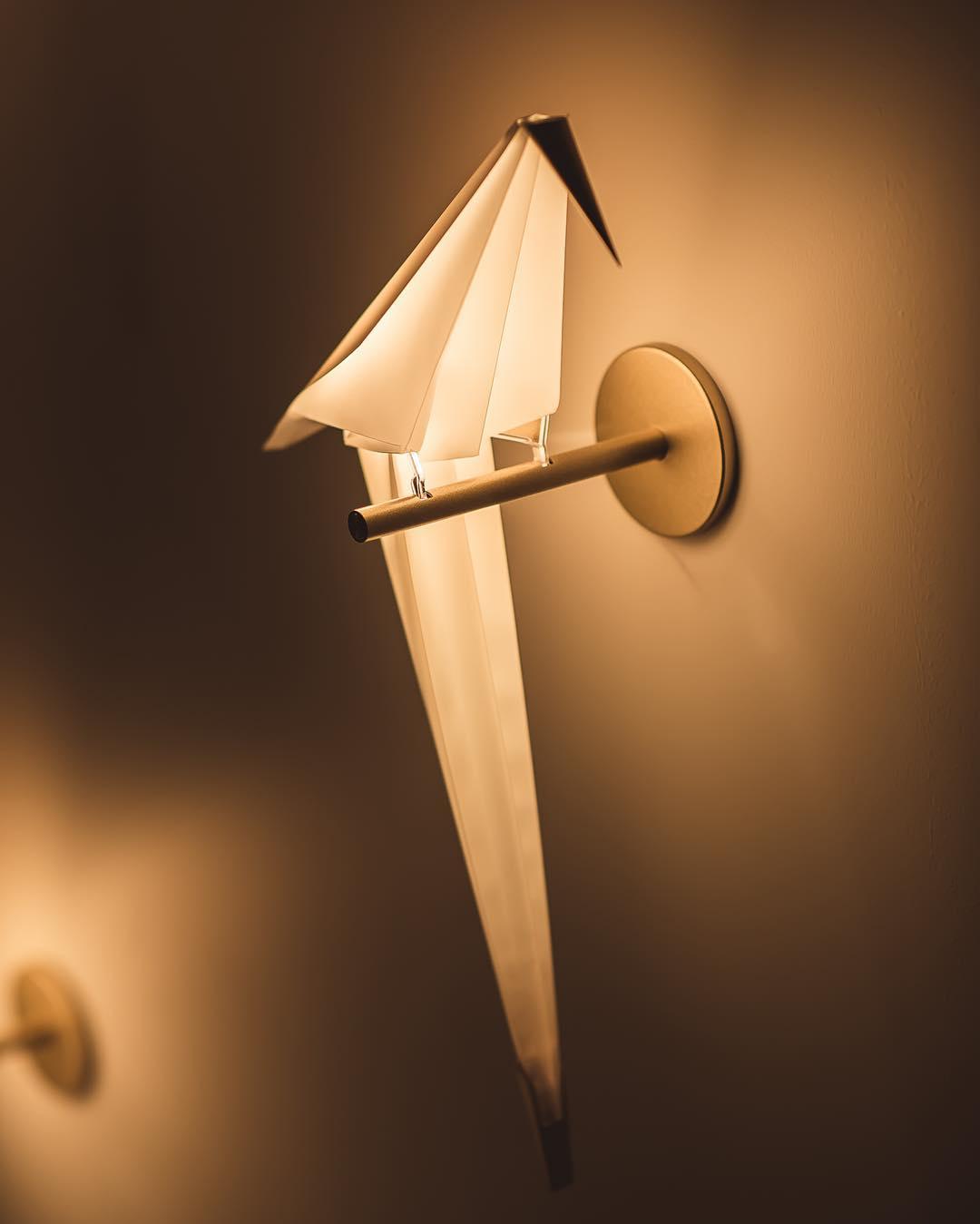 FeatherLuxe – Bird-Inspired Wall Lamp for a Whimsical Look