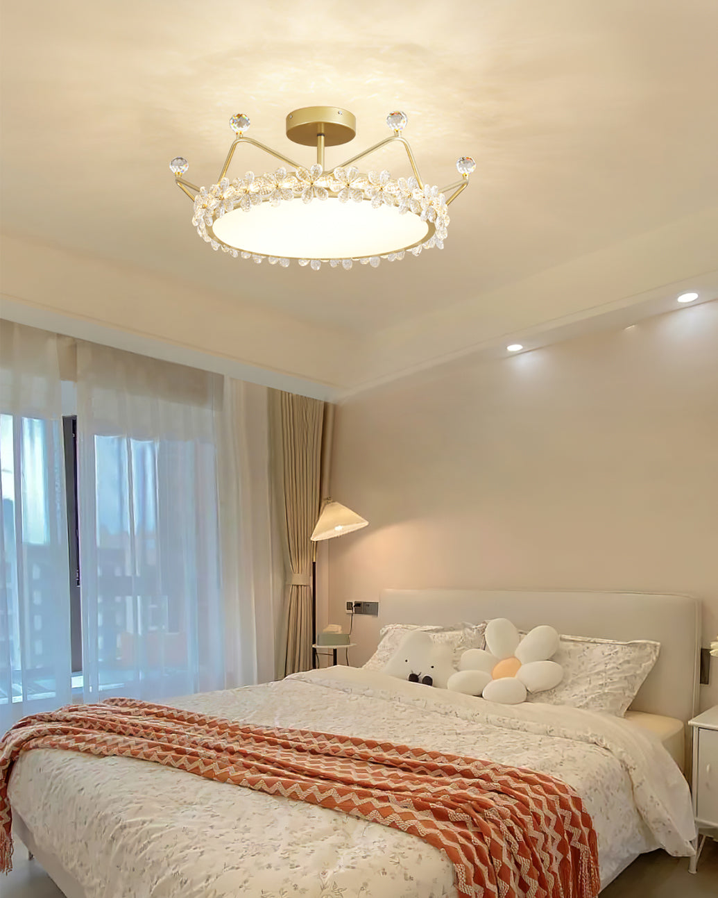 RegalLuxe - Ceiling Lamp with Crown Styling and Cozy Light Spread