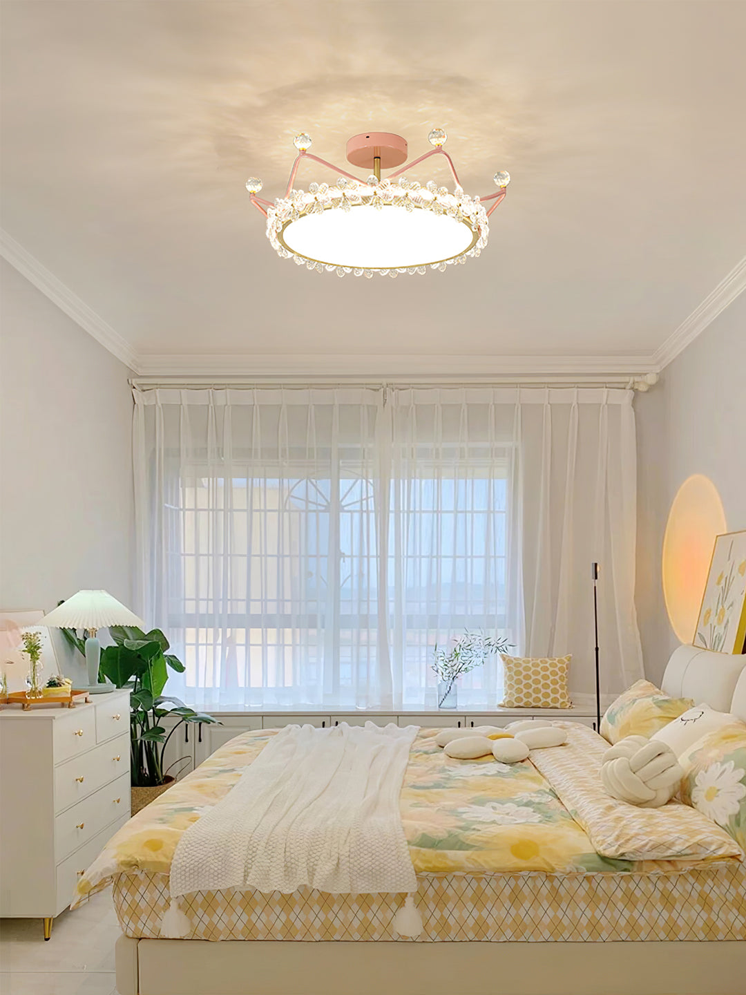 RegalLuxe - Ceiling Lamp with Crown Styling and Cozy Light Spread