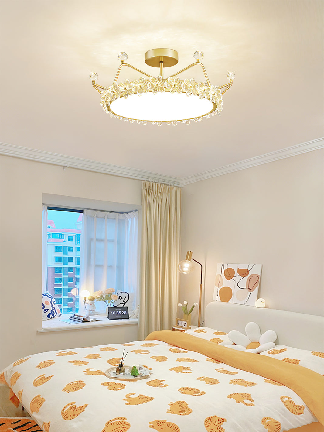 RegalLuxe - Ceiling Lamp with Crown Styling and Cozy Light Spread