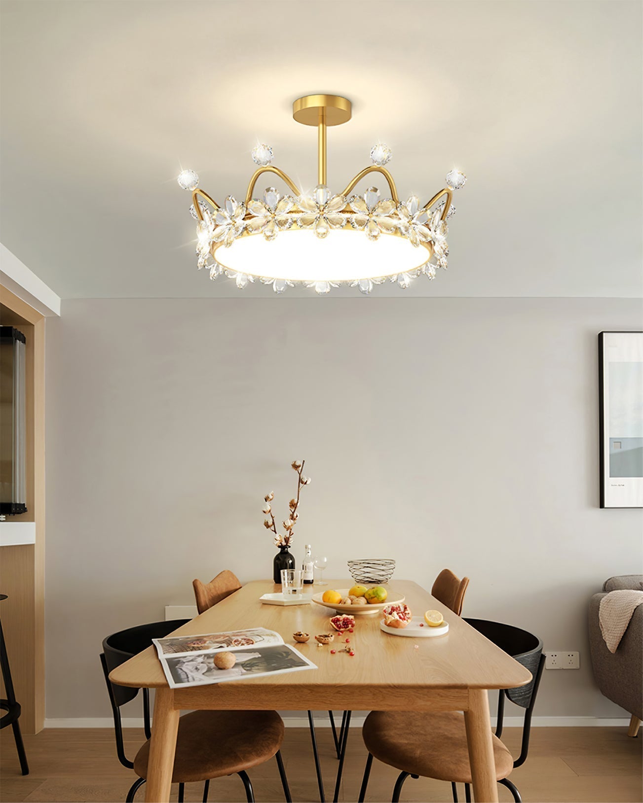 RegalLuxe - Ceiling Lamp with Crown Styling and Cozy Light Spread
