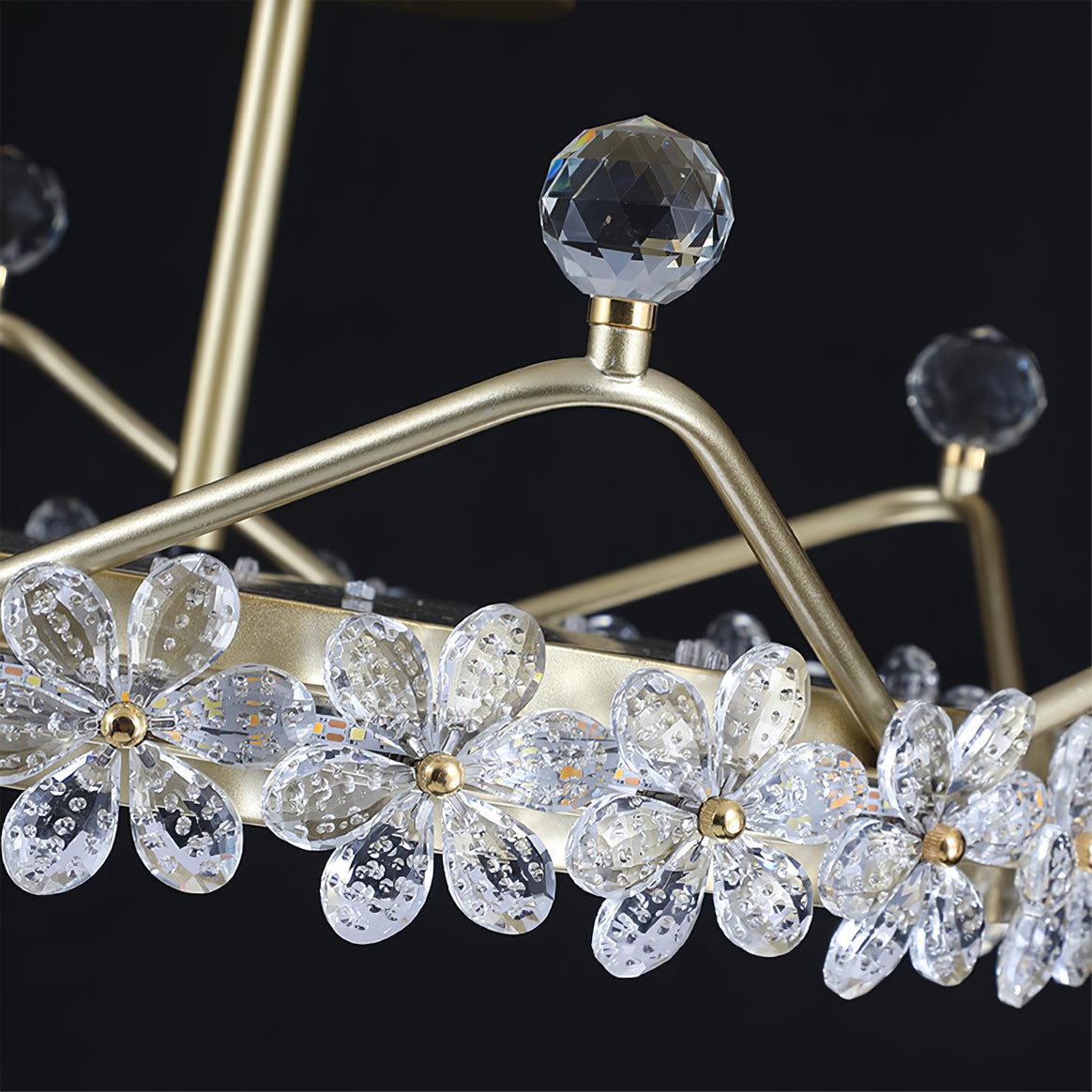 RegalLuxe - Ceiling Lamp with Crown Styling and Cozy Light Spread