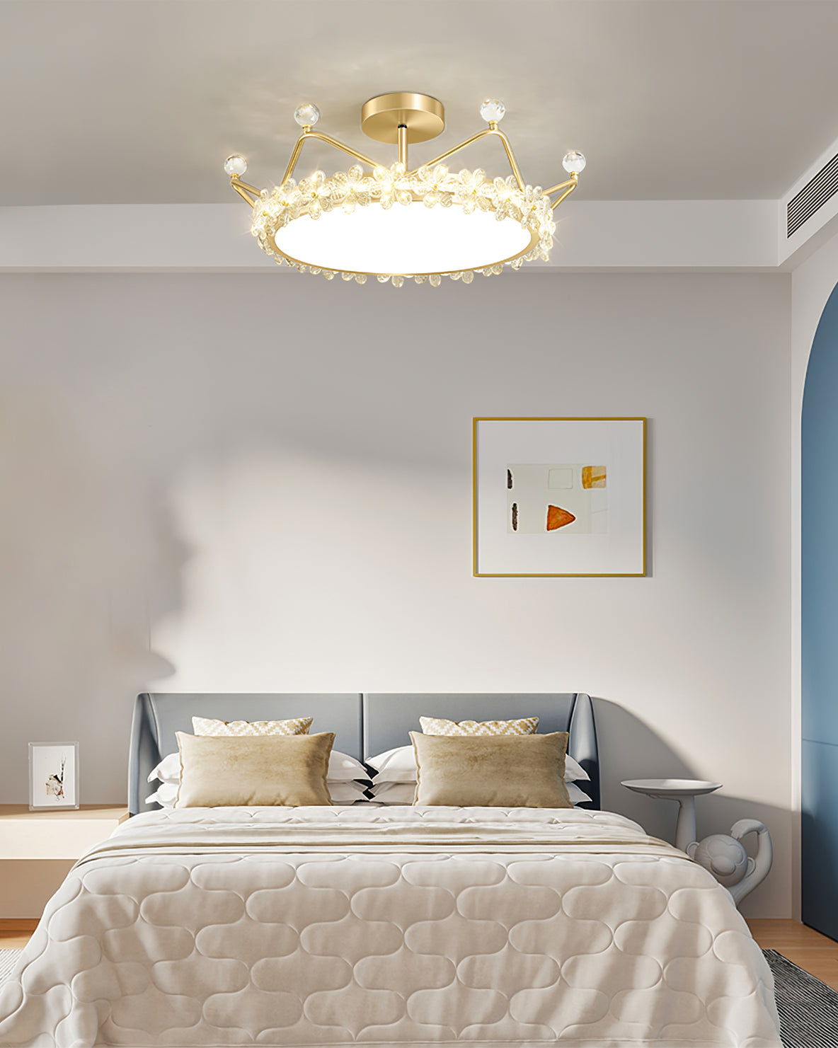 RegalLuxe - Ceiling Lamp with Crown Styling and Cozy Light Spread