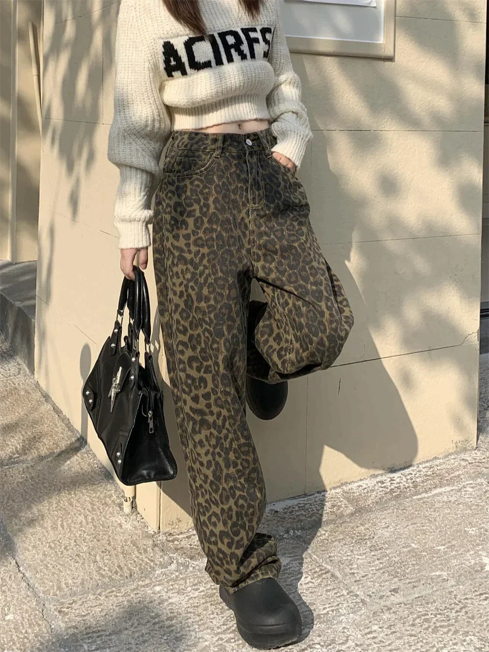 Fashionable jeans with a trendy leopard pattern for self -confident looks