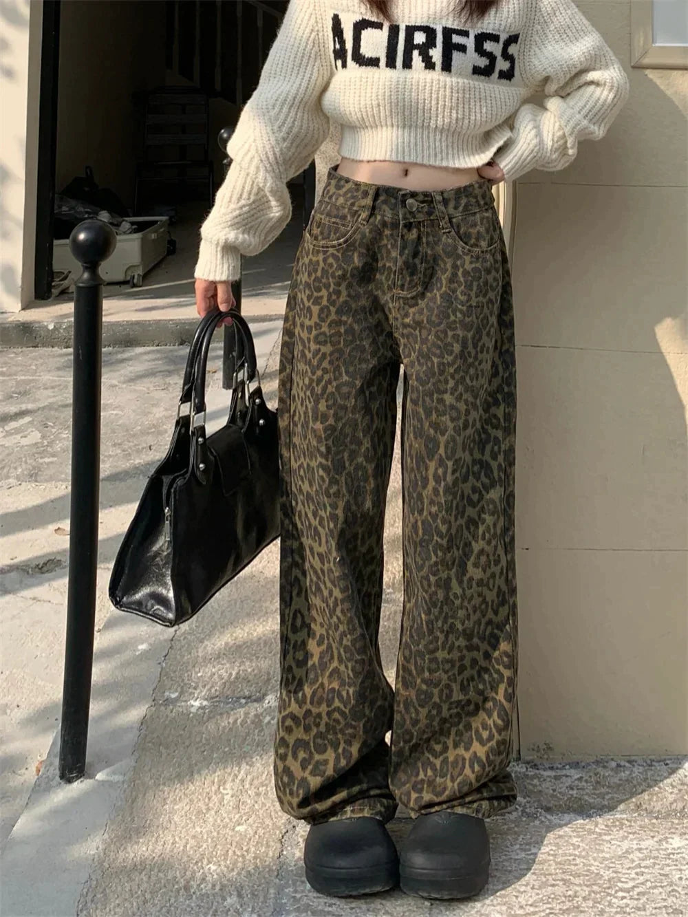 Fashionable jeans with a trendy leopard pattern for self -confident looks
