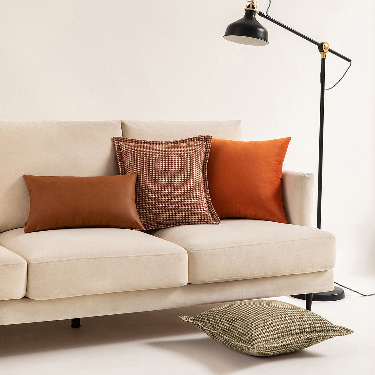 HeritaLuxe – Classic Houndstooth Cushion Cover with Timeless Elegance