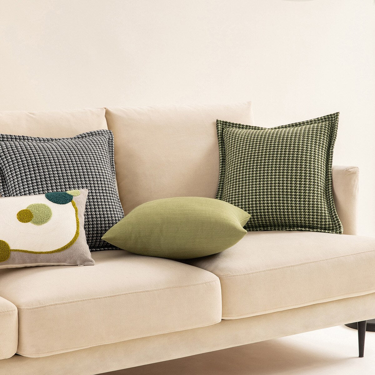 HeritaLuxe – Classic Houndstooth Cushion Cover with Timeless Elegance