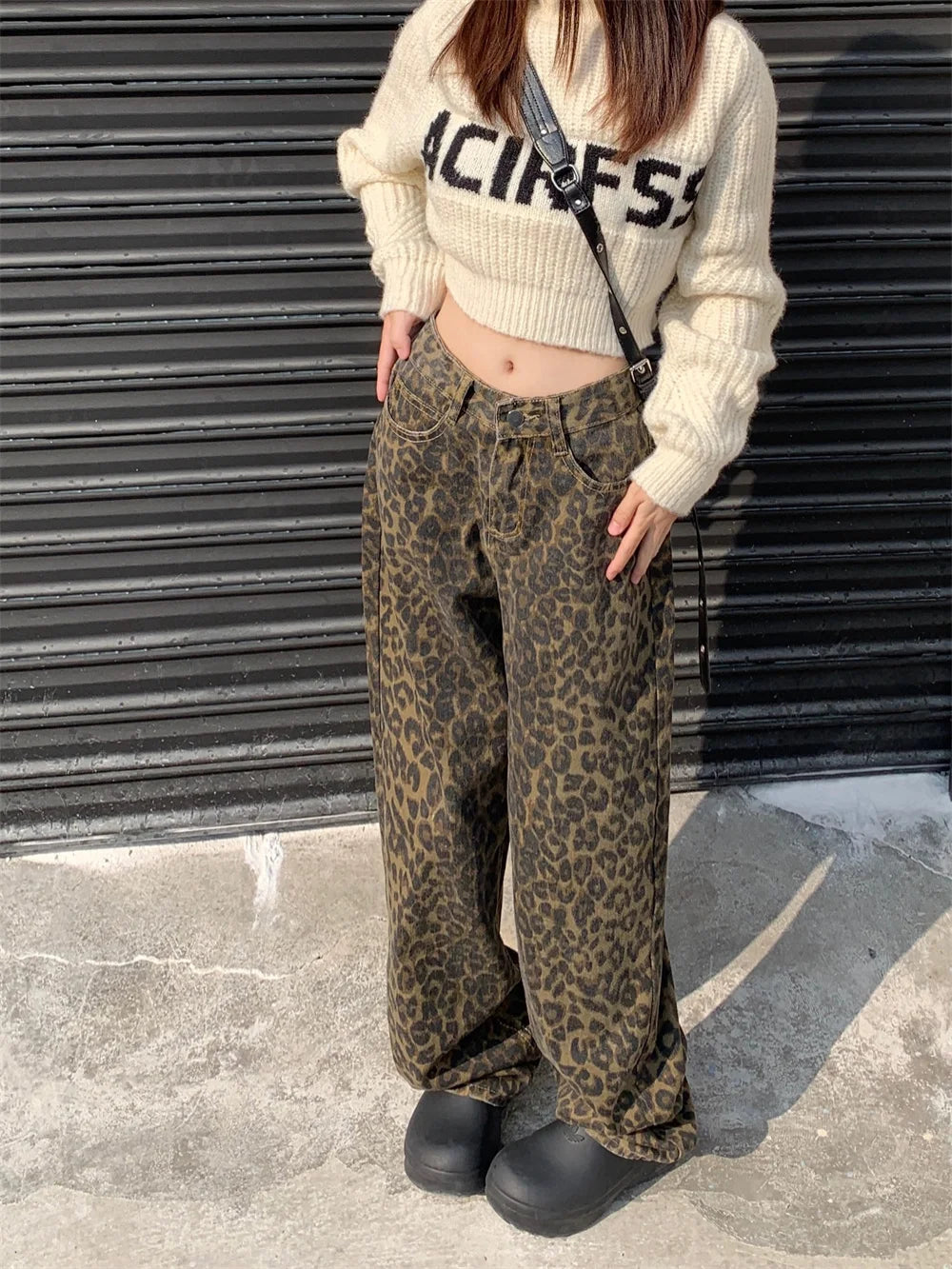 Fashionable jeans with a trendy leopard pattern for self -confident looks