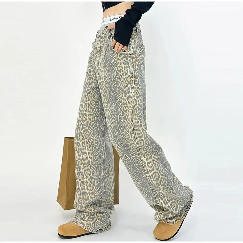Fashionable jeans with a trendy leopard pattern for self -confident looks