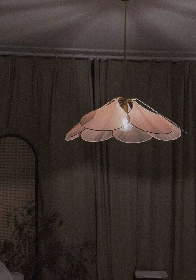 Thelittleesse™ Petal Pendant Light – Elegant Floral Ceiling Lamp for Soft Ambient Interiors