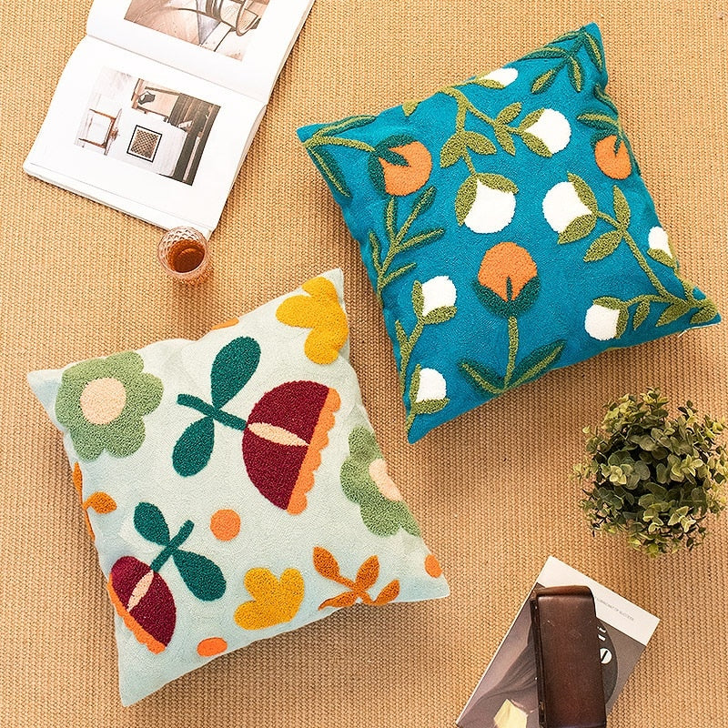 BotanicaLuxe – Knitted Cushion Cover with Lush Floral & Jungle Pattern