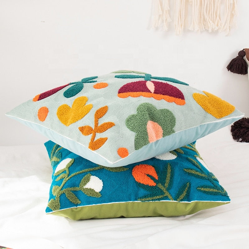 BotanicaLuxe – Knitted Cushion Cover with Lush Floral & Jungle Pattern