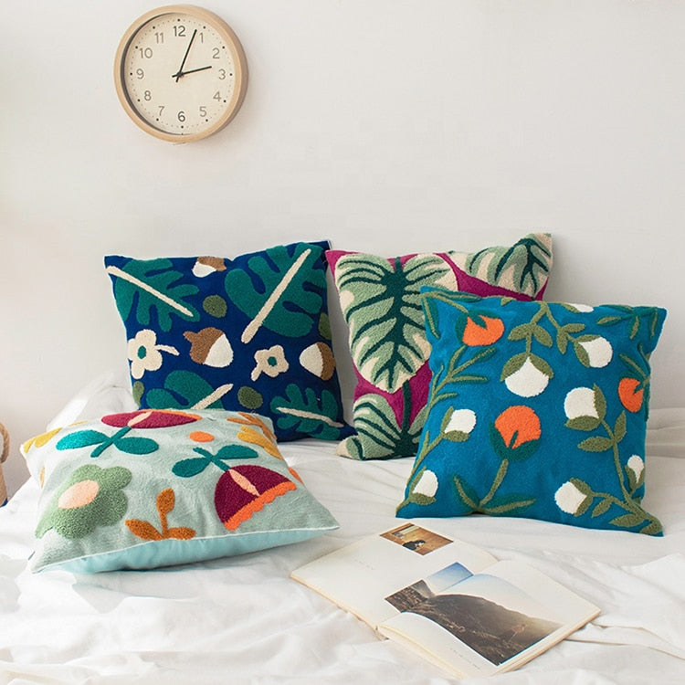 BotanicaLuxe – Knitted Cushion Cover with Lush Floral & Jungle Pattern