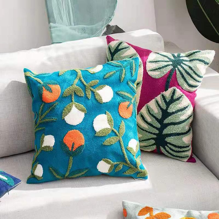 BotanicaLuxe – Knitted Cushion Cover with Lush Floral & Jungle Pattern