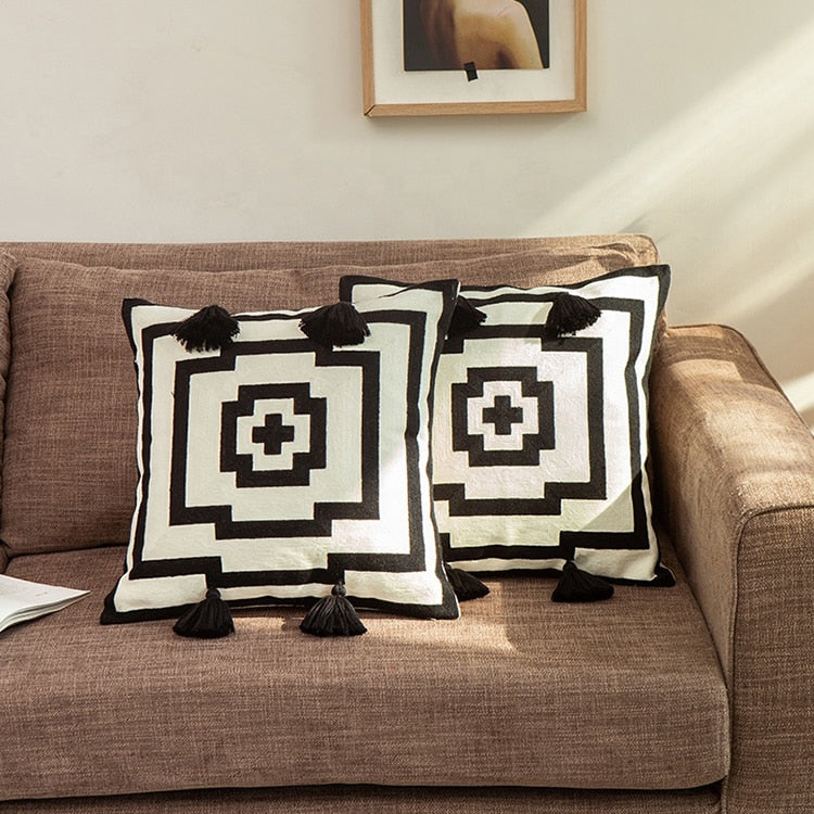 BotanicaLuxe – Knitted Cushion Cover with Lush Floral & Jungle Pattern