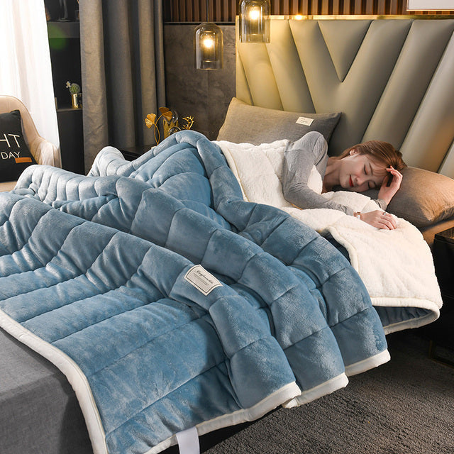 Ellena LuxeWarm Lamb Fleece Blanket: perfect for winter and autumn