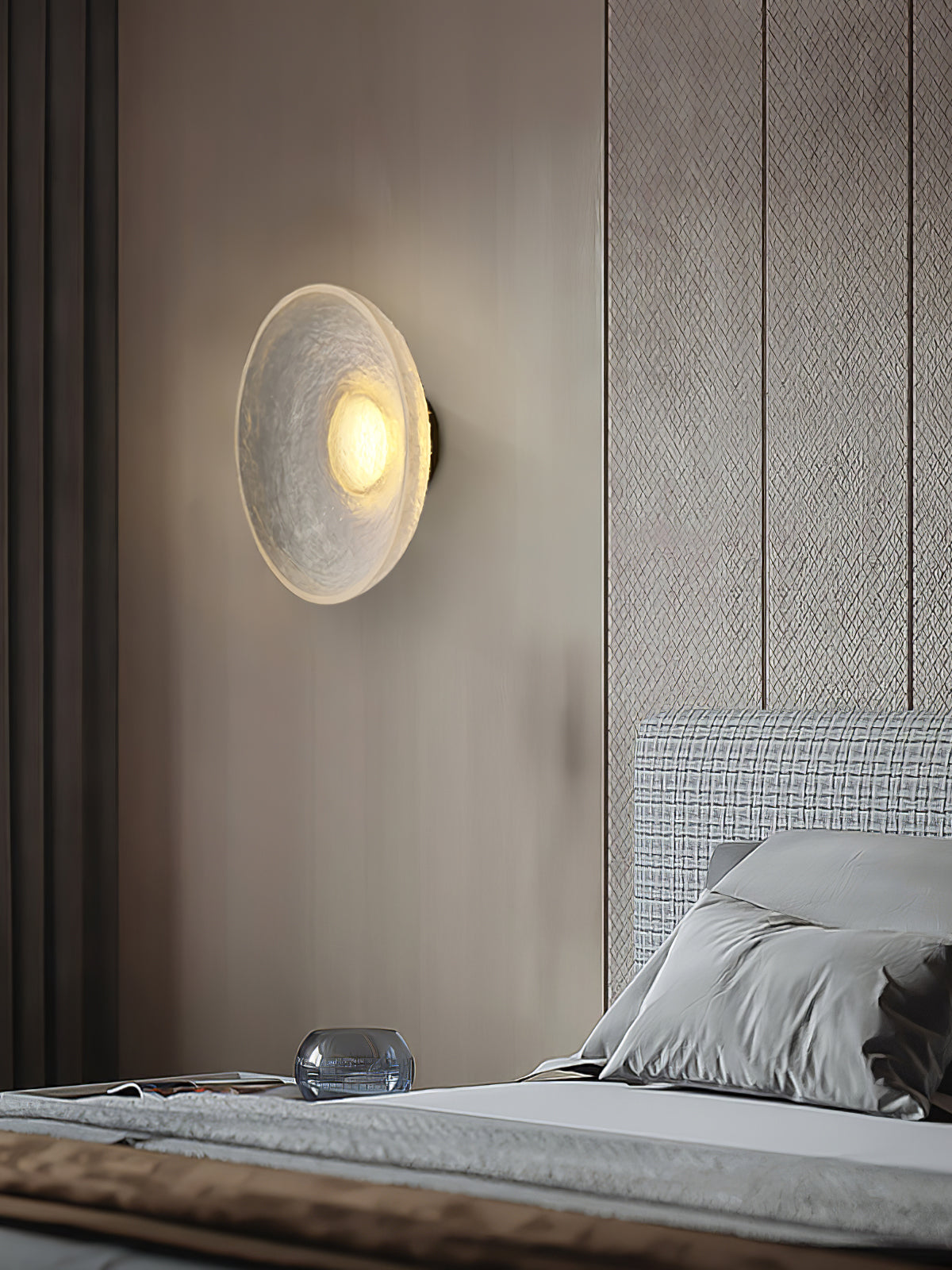 SculptLight – Modern Resin Wall Lamp for Timeless Elegance