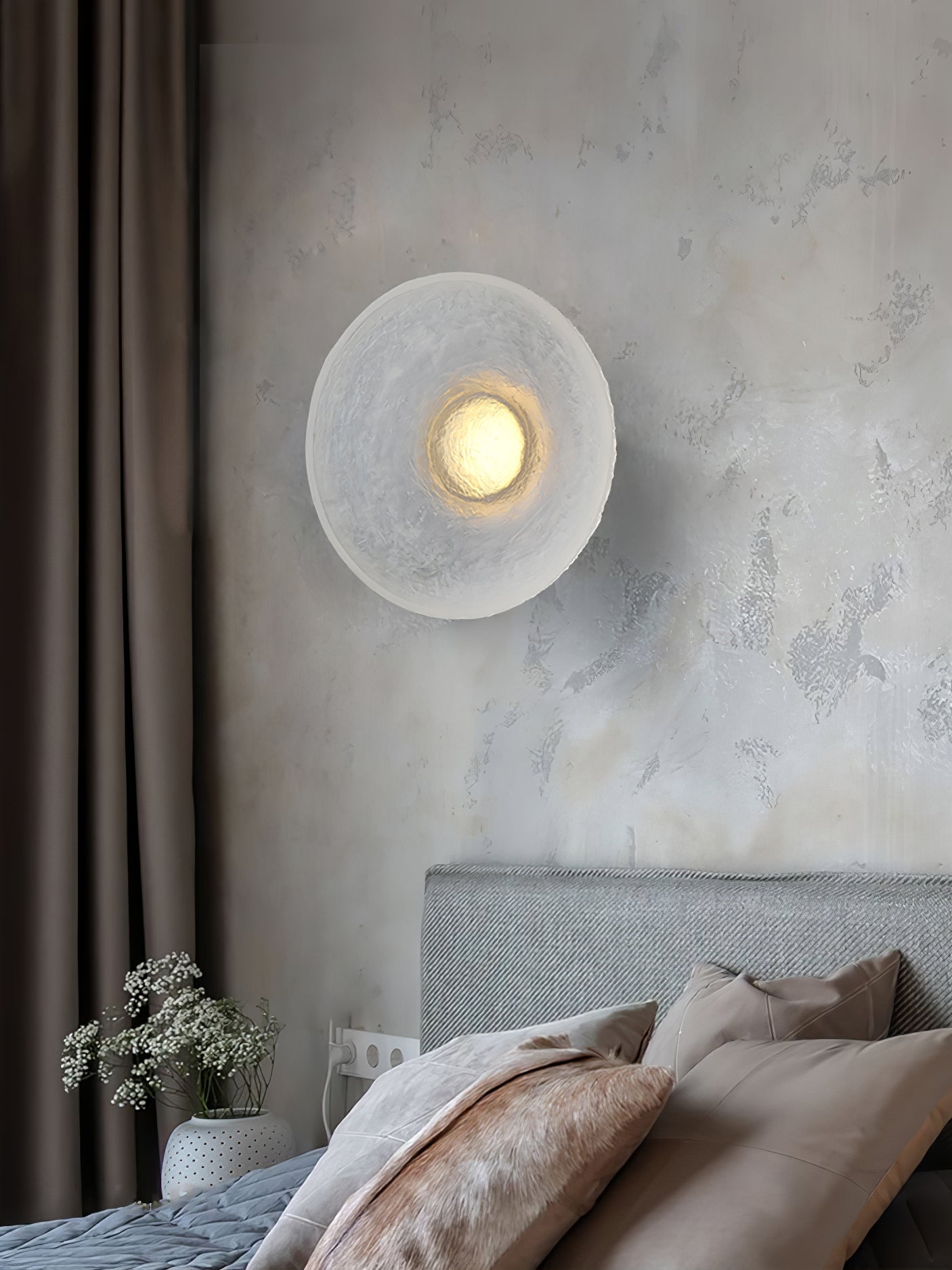 SculptLight – Modern Resin Wall Lamp for Timeless Elegance