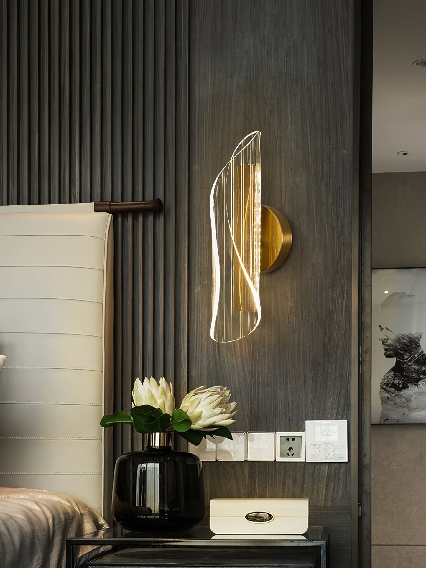 CrystalAura – Sparkling Crystal Wall Light for Glamorous Touch