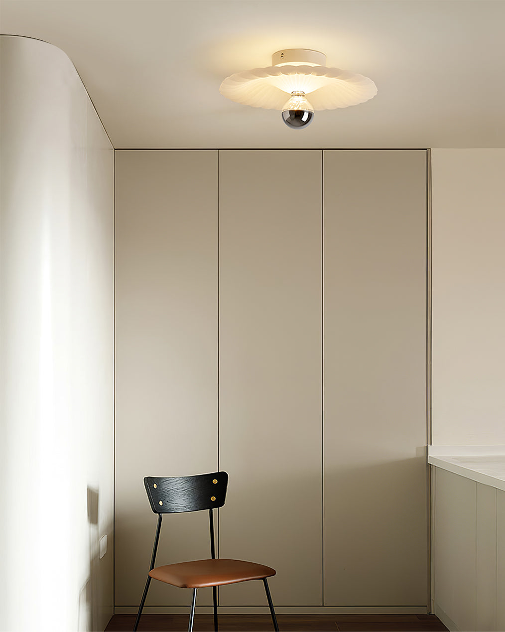 LuxePleat - Ceiling Lamp with Detailed Folds and Cozy Glow